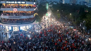 Vietnamese soccer fans gather in central Hanoi during the men&#039;s semi-final match between Vietnam and South Korea at the 2018 Asian Games in Bogor, Indonesia on August 29, 2018. - Vietnam lost to South Korea 1-3. (Photo by Nhac NGUYEN / AFP)