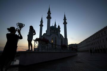 Visitantes de la mezquita de Qolsharif en el Kremlin de Kazán.