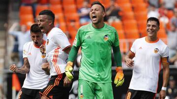 Diego Alves, guardameta del Valencia, junto a otros tres compañeros.