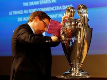 Las imágenes de los sorteos de Champions y Europa League