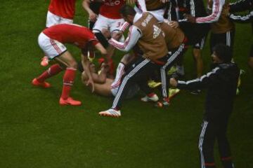 Los jugadores del  Benfica celebran sobre el terreno de juego su 33º título nacional, entrando en la historia del fútbol europeo. El equipo encarnado sumó los tres puntos de la jornada gracias a dos goles de Lima que le dejan a siete puntos de ventaja sobre el Sporting y a dieciocho del Oporto.