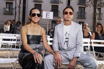 La productora de cine estadounidense Susan Downey y el actor estadounidense Robert Downey Jr. posan para los fot¨®grafos antes del inicio del desfile.