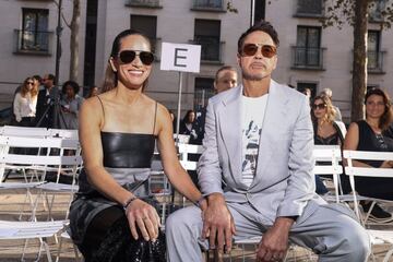 La productora de cine estadounidense Susan Downey y el actor estadounidense Robert Downey Jr. posan para los fotógrafos antes del inicio del desfile. 