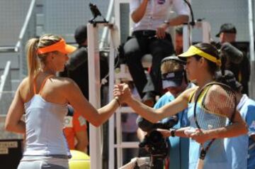 Ana Ivanovic (R) felicita jugadora rusa Maria Sharapova al finalizar el partido de tenis de semifinal femenina en el Masters de Madrid.