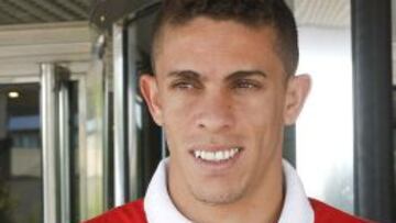 Gabriel Paulista saluda a la salida del reconocimiento médico.