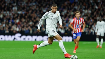 MADRID, 04/03/2025.- El delantero francés del Real Madrid, Kylian Mbappé, durante el encuentro correspondiente a la ida de los octavos de final de la Liga de Campeones que Real Madrid y Atlético de Madrid disputan hoy martes en el estadio Santiago Bernabéu, en Madrid. EFE / Juanjo Martín.