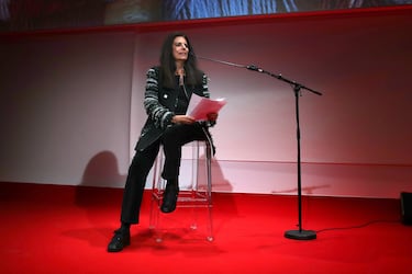 La nieta del fundador de L’Oréal y heredera de la fortuna familiar es por cuarto año consecutivo la mujer más rica del mundo. La mayor parte de su riqueza está ligada a su participación de casi el 35% en el gigante de los cosméticos L’Oréal Group, que tiene 45 mil millones de dólares en ingresos y marcas destacadas, como Maybelline, Kiehl’s y Lancôme. Bettencourt Meyers, que heredó su fortuna de su madre, Liliane Bettencourt (fallecida en 2017), apareció por primera vez en la lista de multimillonarios de Forbes en 2018, con un valor de 42.200 millones de dólares.