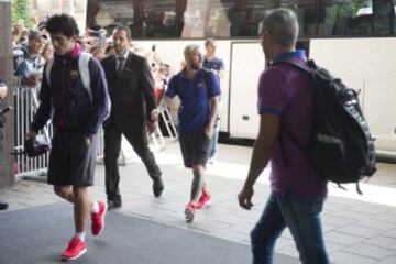 Un aficionado ha tratado de llegar hasta Messi en la llegada del Barcelona a Estocolmo pero ha sido frenado por la seguridad del conjunto azulgrana.