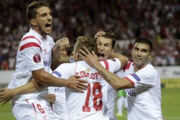 1-0. Krychowiak celebra el primer gol con sus compañeros.
