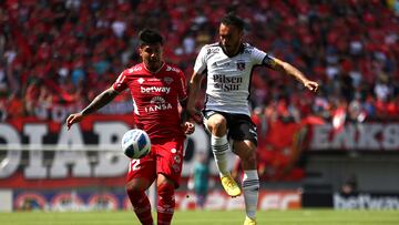 Futbol, Nublense vs Colo Colo.
Fecha 30, campeonato Nacional 2022.
El jugador de Colo Colo Gabriel Suazo , disputa el balon Patricio Rubio de Nublense durante el partido por la primera division disputado en el estadio Bicentenario Nelson Oyarzun.
Chillan, Chile.
06/11/2022
Mauricio Ulloa/Photosport
Football, Nublense vs Colo Colo.
30th date, 2022 National Championship.
Colo ColoÕs players Gabriel Suazo dispute the ball against Patricio Rubio Nublense for the first division match held at Bicentenario Nelson Oyarzun stadium.
Chillan, Chile.
06/11/2022
Mauricio Ulloa/Photosport
