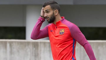 Barça's Martín Montoya close to joining Valencia