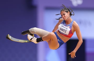 Beatriz Hatz, del equipo de Estados Unidos, compite en la final de salto de longitud femenino T64 en el tercer día de los Juegos Paralímpicos de Verano de París 2024.