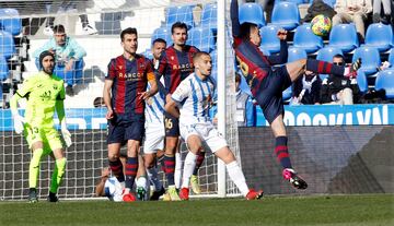 Franquesa trata de taponar un remate del Levante en su debut como pepinero la pasada temporada. El préstamo de los granota no incluía entonces cláusula del miedo alguna. 