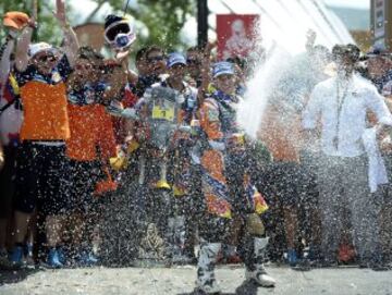 El piloto español de KTM Marc Coma festeja su victoria en la categoría de motos tras la última etapa en el Rally Dakar 2015 hoy, sábado 17 de enero de 2015, entre las localidades de Rosario y Buenos Aires, Argentina. El Dakar 2015 finalizó hoy tras disputarse desde el 3 y el 17 de enero entre Argentina, Chile y Bolivia. 