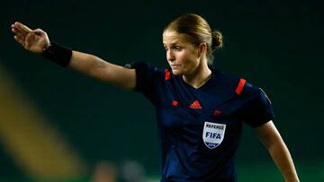 Esther Staubli, primera mujer en arbitrar en un torneo masculino FIFA