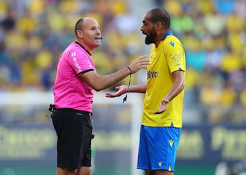 El ¨¢rbitro Mateu Lahoz y Fali.