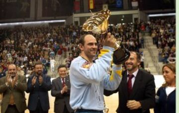 Jose Javier Hombrados con el trofeo de la Copa Asobal en 2003