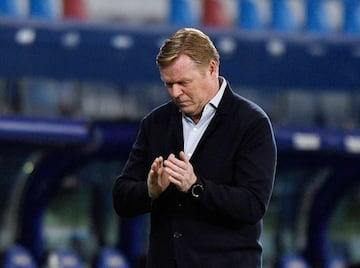 Soccer Football - La Liga Santander - Levante v FC Barcelona - Estadi Ciutat de Valencia, Valencia, Spain - May 11, 2021 Barcelona coach Ronald Koeman during the match REUTERS/Pablo Morano