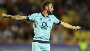 Miguel Lay&uacute;n, en un duelo con el Oporto. 