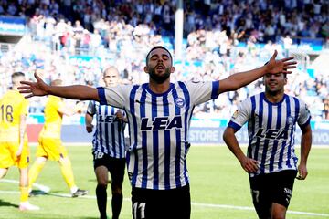 El Alavés aprovechó el pinchazo de Las Palmas para colocarse líder, tras vencer a la Ponferradina por 3-1. Rioja, un jugador al que se le queda pequeña la Segunda, participó activamente en los tres tantos. El primero lo marcó, (golazo desde fuera del área) el segundo lo dio y en el tercero disparó a portería y Yuri desvió a portería.

