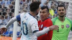 Argentina gana, Messi sufre