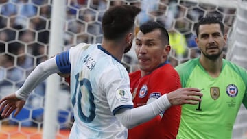 El &#039;10&#039; fue expulsado por una pelea con Medel en el triunfo de Argentina sobre Chile en el tercer puesto de la Copa Am&eacute;rica. El duelo fue una verdadera batalla.