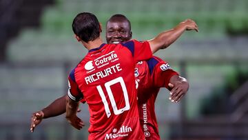 Jugadores del DIM celebran un gol anotado por Emerson Batalla durante un partido por el Grupo B de la Copa Libertadores.