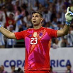 El Dibu salva a Messi