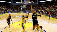 Gustavo Ay&oacute;n, p&iacute;vot del Real Madrid, lanza durante el partido contra el Maccabi.