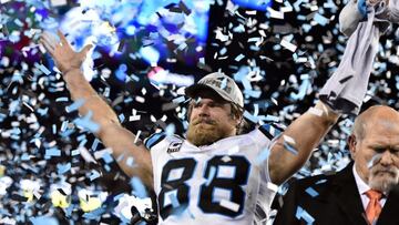 Greg Olsen celebra la conquista del título de campeón de la conferencia Nacional por los Carolina Panthers.