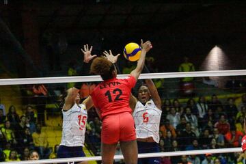 La Selección Colombia de voleibol detonó alegría en el Coliseo El Salitre al ganarle a Perú 3-0. El país sueña con un cupo a Tokio que se define contra Argentina.