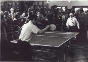 El presidente de EEUU Richard Nixon viajó a China en 1972 debido a lo que se llamó 'diplomacia del ping-pong'. Un año antes el presidente chino Mao Zedong invitó al país a una delegación de jugadores estadounidense para disputar varios partidos con jugadores chinos. En la imagen el jugador chino Zhuang Zedong juega con el presidente de la asociación estadounidense de ping-pong, Graham Steenhoven.