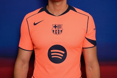 La camiseta es un modelo que rescata la esencia de la gama de productos deportivos Total90 que la marca Nike popularizó a principios de los 2000 y que se caracterizaban por sus diseños rompedores y sus excelentes cualidades técnicas.