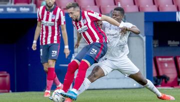 Héctor Herrera protege el balón ante el Huesca.