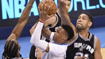 Tim Duncan intenta taponar un lanzamiento de Russell Westbrook.