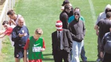Los ultras del Atlético en el entrenamiento de su equipol.