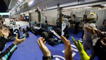 Rosberg celebrando su victoria en Singapur.