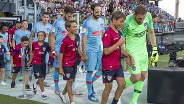 Oblak saltando al campo ante el Cagliari.