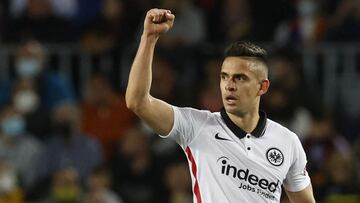 Rafael Santos Borr&eacute;, jugador del Eintracht de Frankfurt, celebra el gol anotado ante el FC Barcelona en Europa League.