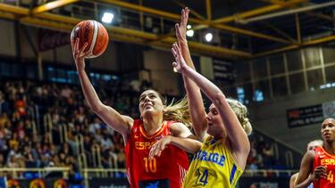 Marta Xargay lanza durante un partido ante Suecia.