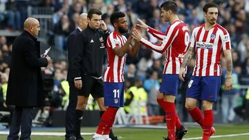 Morata, en el momento de ser sustituido por Lemar en el Bernabéu.