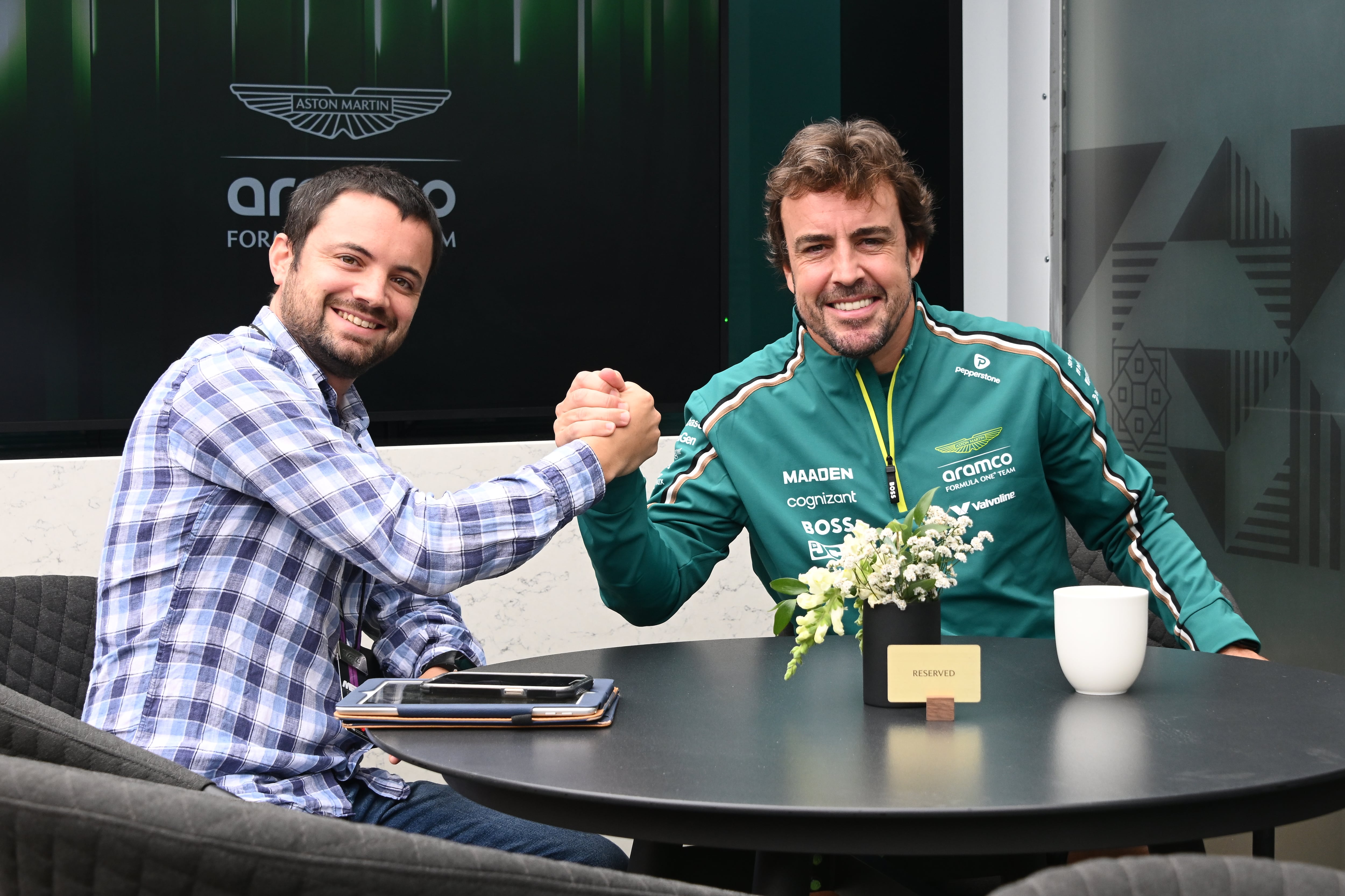 Fernando Alonso (Aston Martin) con Jesús Balseiro, de AS. Bakú, Azerbaiyán. F1 2025. Foto: José María Rubio.