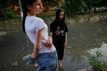 La destrucción del dique ha provocado la evacuación de civiles en Jersón y otras poblaciones por el riesgo de inundaciones. Miles de personas a ambos lados del río se verán afectadas por el derrumbe de la presa.