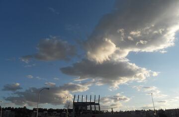 Of all of the bars which once occupied Paseo de los Melancolicos - El Doblete, El Chiscon, Off Side, Bar Resines, only one remains and is up for let. The owner of El Parador counts how many beams remain on the stadium shell, "1, 2, 3, 4, 5... it's going s