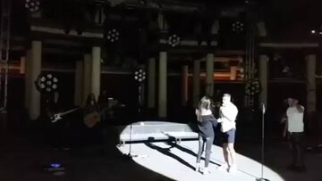 Tello pidió matrimonio a su novia en un concierto de Antonio José