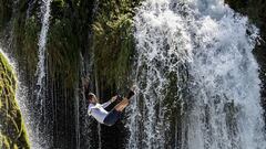 Espectacular salto del colombiano Orlando Duque en las cataratas de Strbacki en Una National Park en la ciudad bosnioherzegovina de Bihac. 