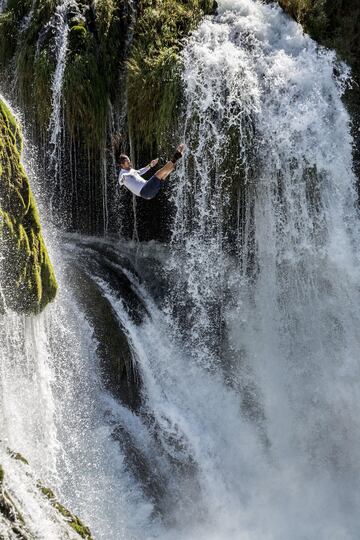 Espectacular salto del colombiano Orlando Duque en las cataratas de Strbacki en Una National Park en la ciudad bosnioherzegovina de Bihac. 