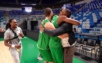 Los jugadores del Unicaja se abrazancon Thomas.