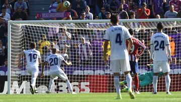 VALLADOLID, SPAIN - OCTOBER 06: Sandro Ramirez Real Valladolid CF misses a penalty kick during the Liga match between Real Valladolid CF and Club Atletico de Madrid at Jose Zorrilla on October 06, 2019 in Valladolid, Spain. (Photo by Denis Doyle/Getty Im
