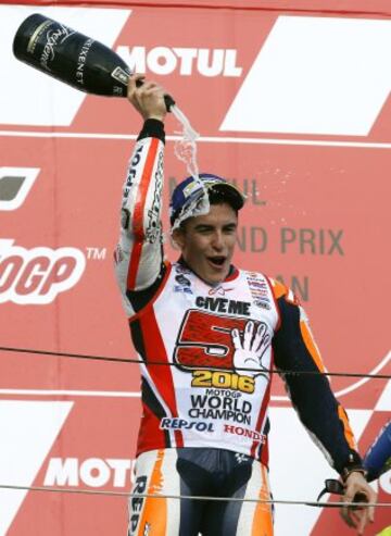 Marc Márquez celebra el título mundial. 